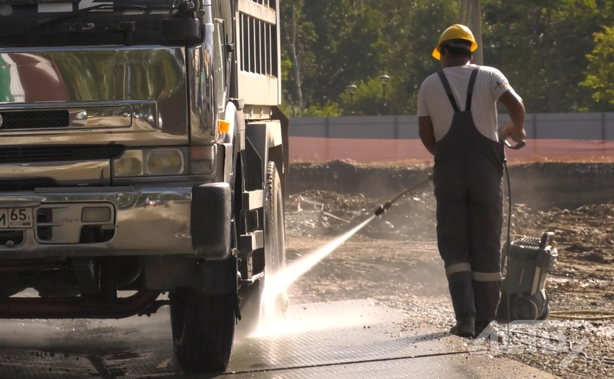 Со стройки у южно-сахалинского парка перестанут выпускать транспорт в дождь