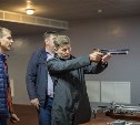 Губернатор Сахалинской области взял в руки оружие