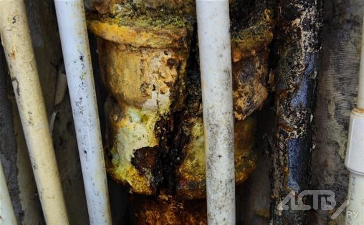 Из-за порыва канализационной трубы подтапливает квартиры в многоэтажке в Южно-Сахалинске 