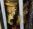 Из-за порыва канализационной трубы подтапливает квартиры в многоэтажке в Южно-Сахалинске 