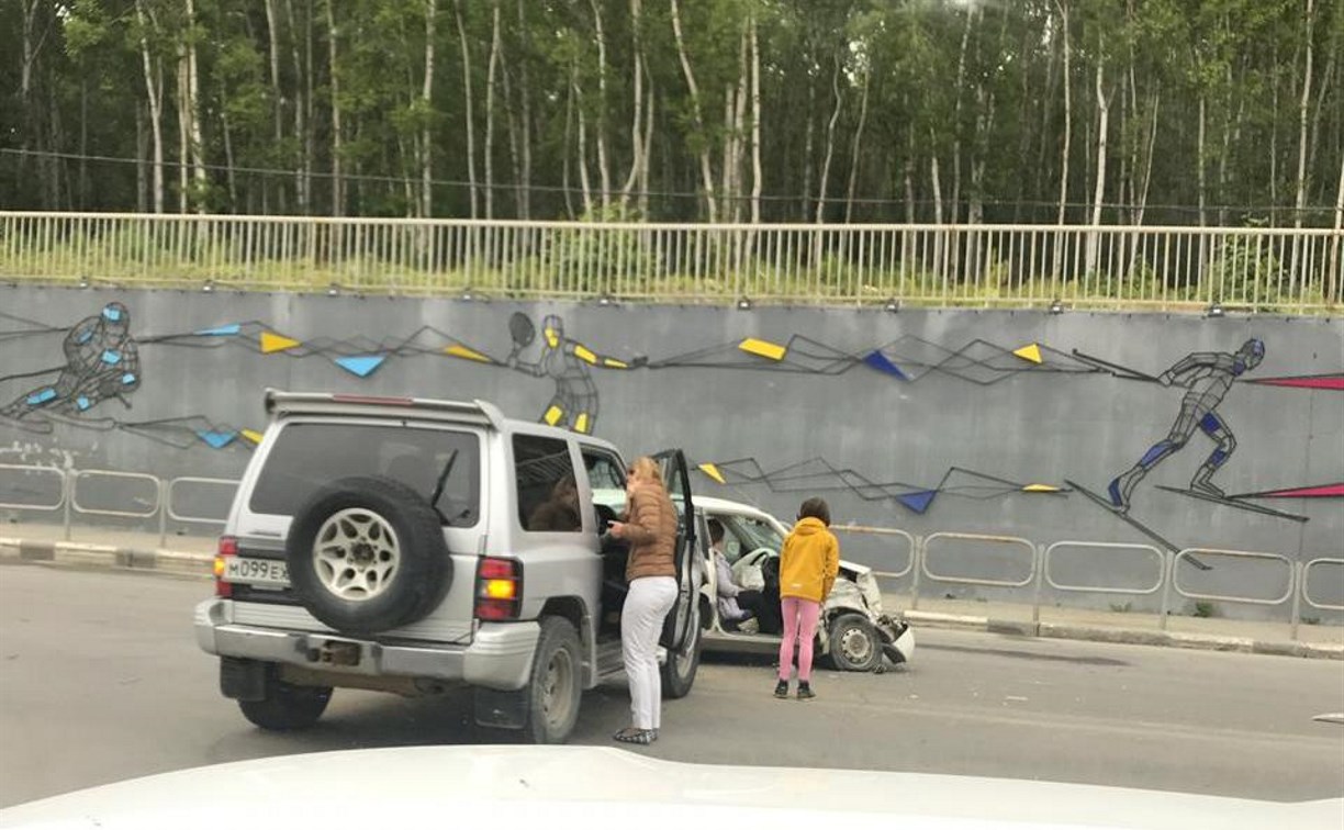 Водителя зажало в салоне авто во время аварии в Южно-Сахалинске