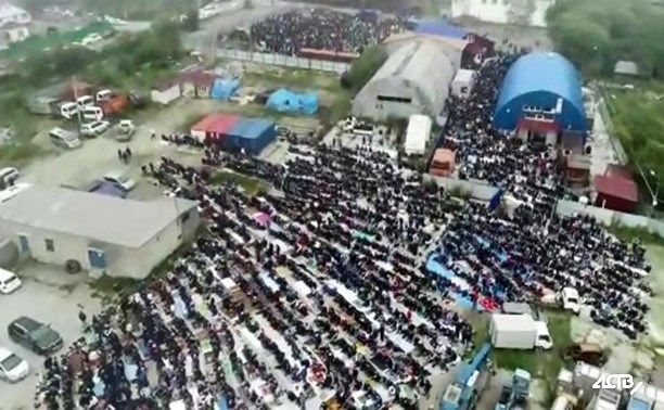 Сотни мусульман практически блокировали движение на одной из улиц Южно-Сахалинска