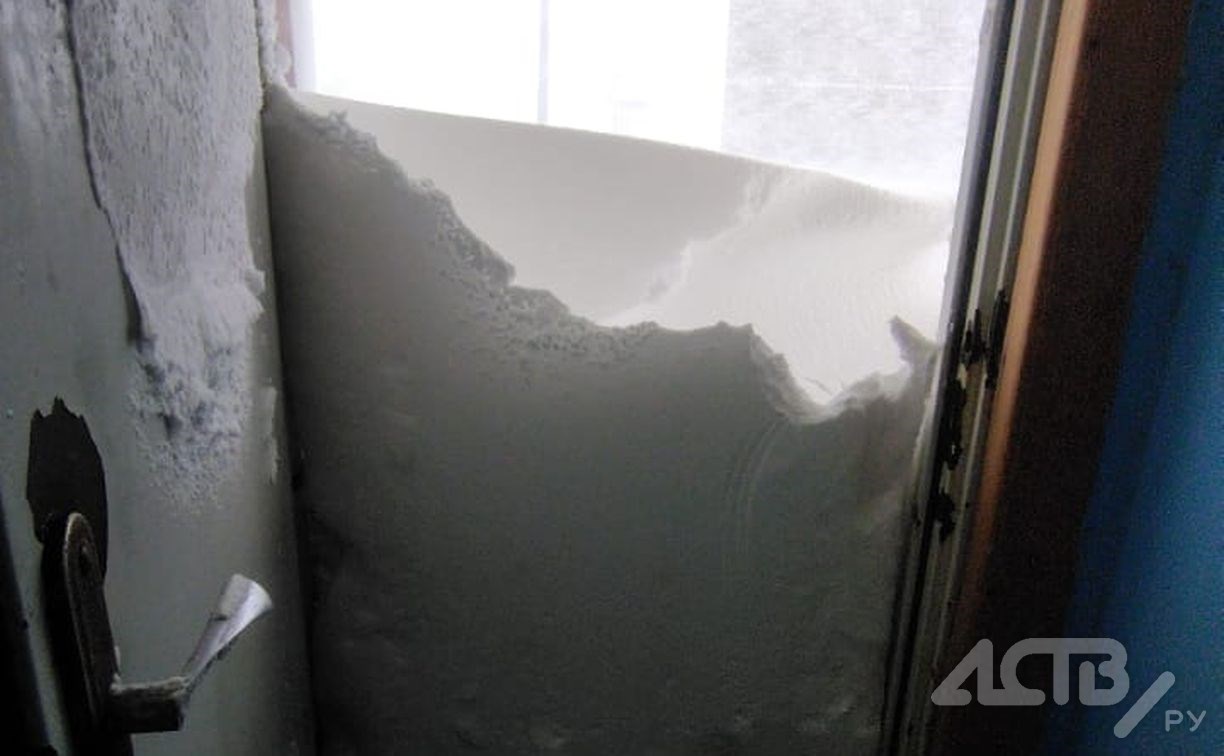"Выйти из дома никто не решился": Северо-Курильск завалило снегом