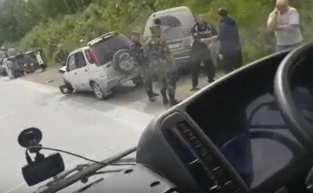Три автомобиля раскидало по обочине дороги в Долинске