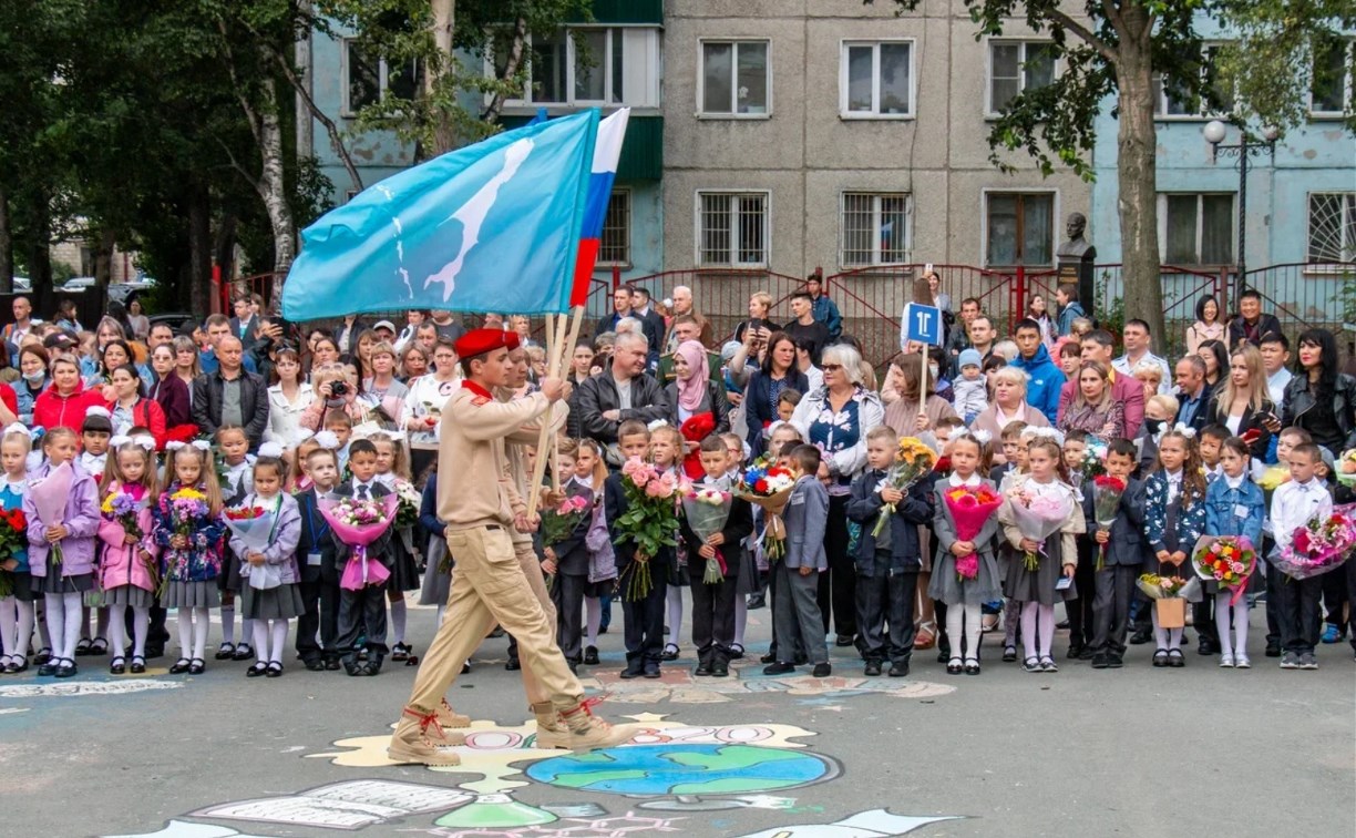 День знаний в школе №3 Южно-Сахалинска отметили торжественной линейкой