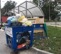 Жители 25 микрорайона Южно-Сахалинска завалили бак для пластика обычным мусором