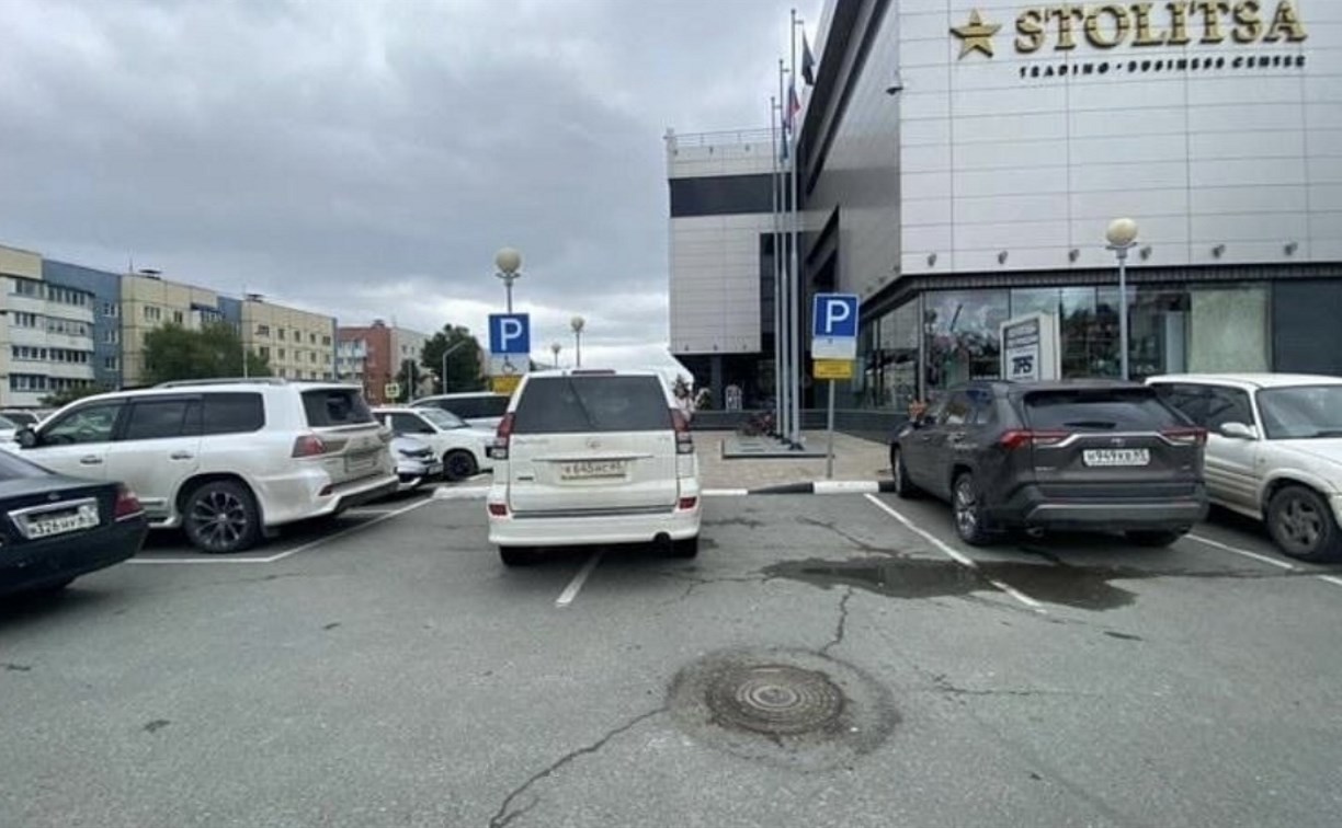 В Южно-Сахалинске водитель внедорожника показал мастерство парковки