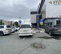 В Южно-Сахалинске водитель внедорожника показал мастерство парковки
