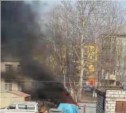 Загорелся автомобиль на стоянке в Южно-Сахалинске (ФОТО, ВИДЕО)