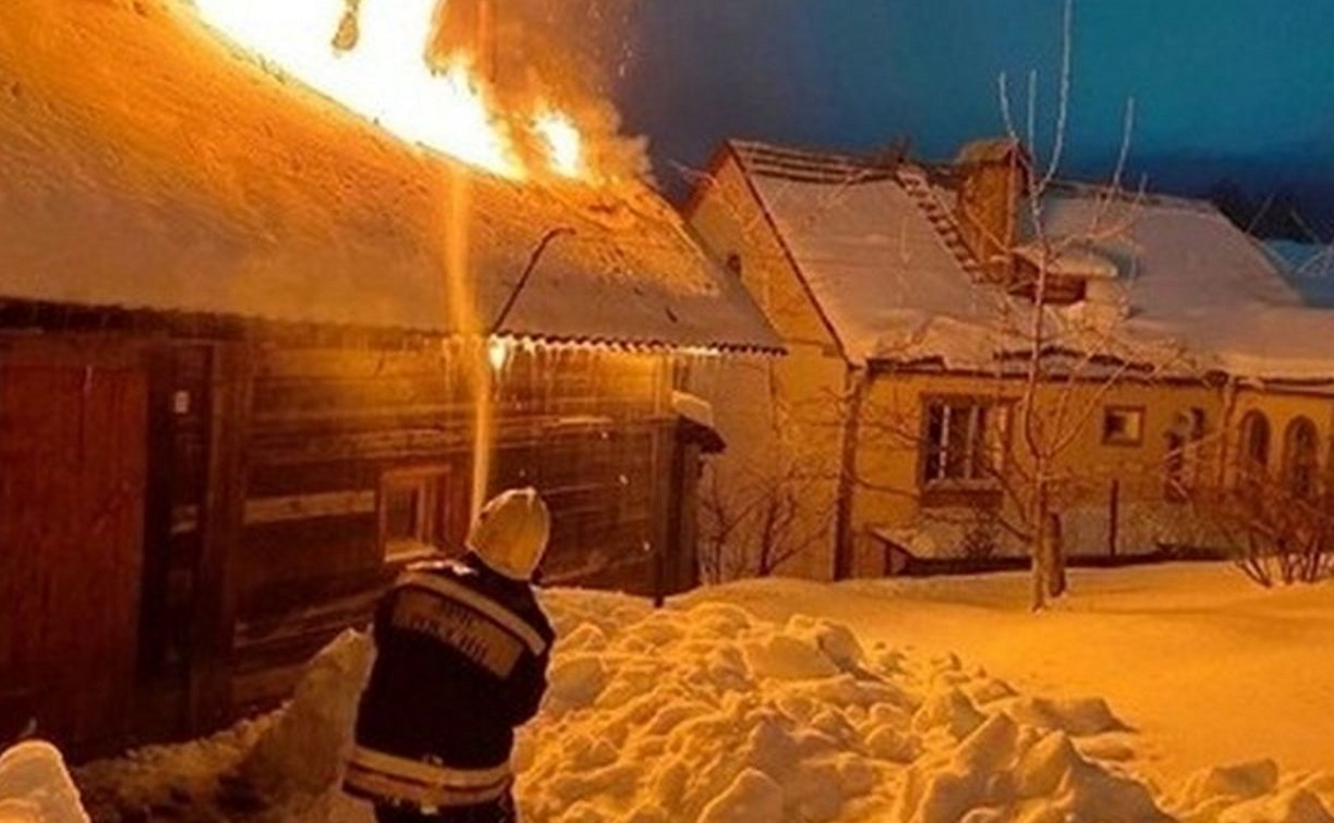 Пожарные 15 минут добирались до горящей постройки в районе Охотского