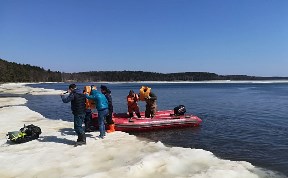 Семнадцать рыбаков спасли со льдины на юге Сахалина