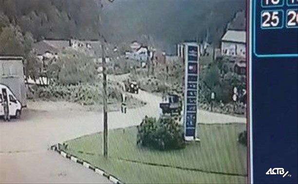 Два человека серьезно пострадали при столкновении грузовиков в Холмске