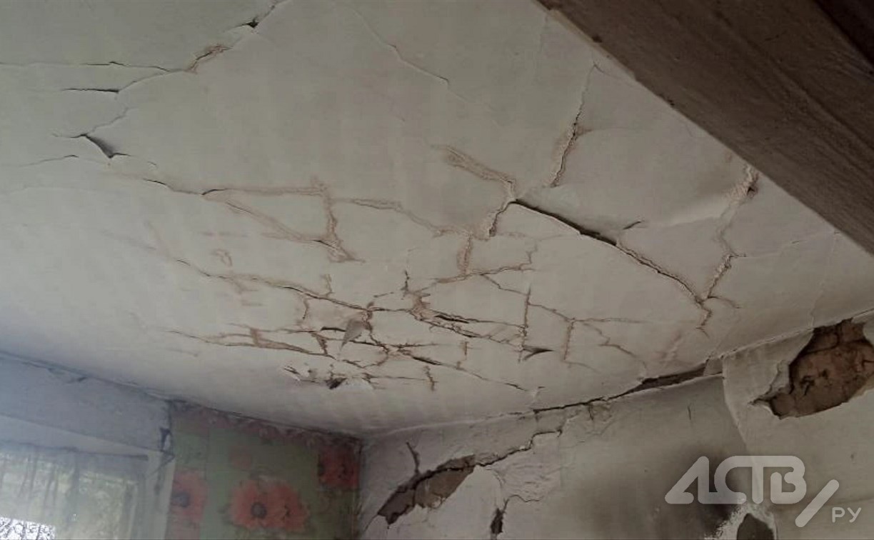 Житель сахалинского села вынужден проживать в кочегарке: в его доме рухнула труба, потолок провис