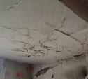 Житель сахалинского села вынужден проживать в кочегарке: в его доме рухнула труба, потолок провис