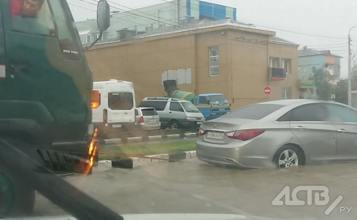 "Не гони волну!": одно авто "утонуло", другие бесстрашно форсируют Комсомольскую в Южно-Сахалинске
