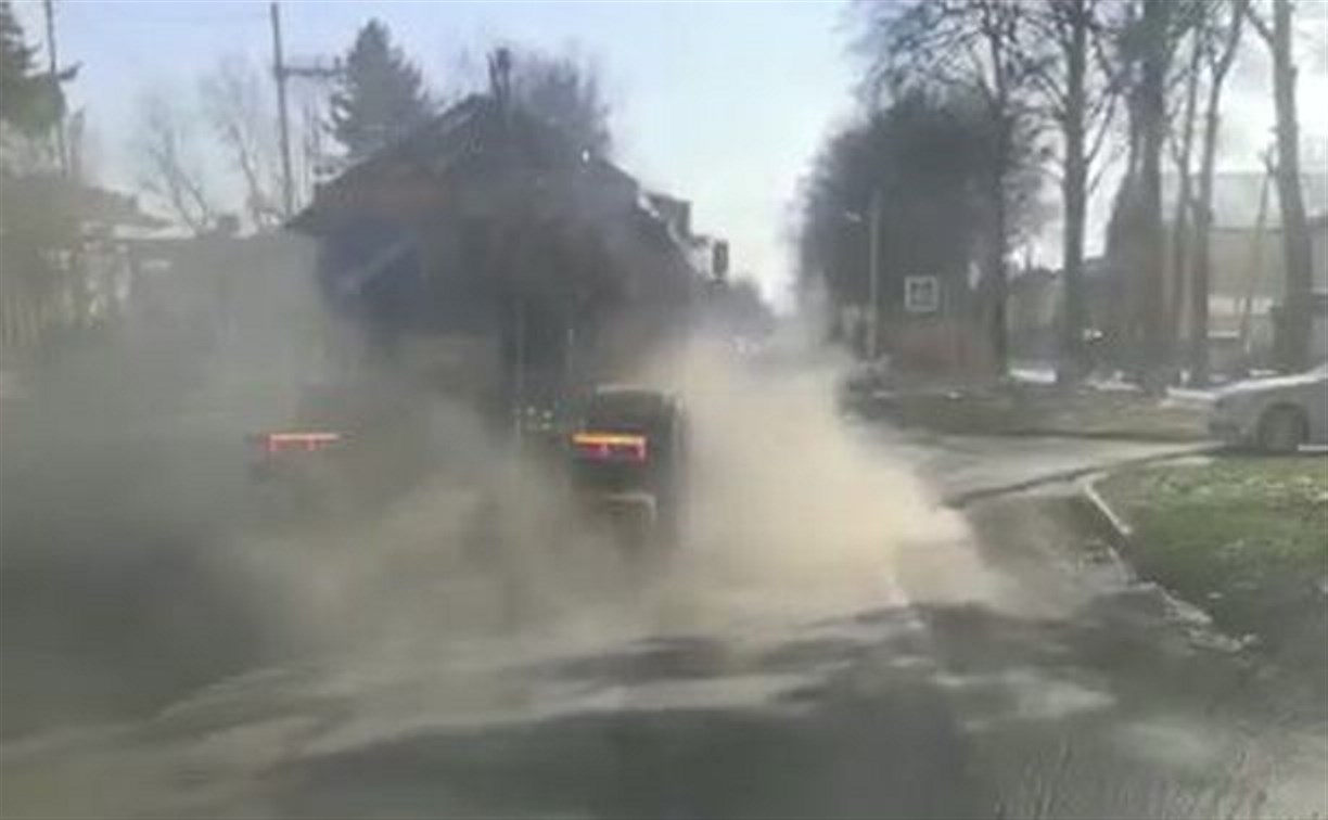 "Зачем он это делает?": дорожная техника устроила пылевую бурю в Тымовском
