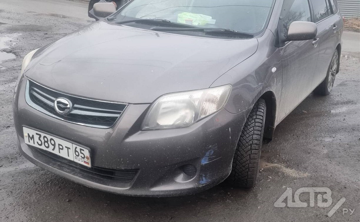 В Луговом неизвестный столкнулся с Toyota Corolla Fielder и скрылся с места происшествия