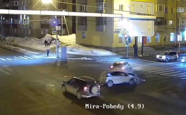Subaru Forester в Южно-Сахалинске пытался проскочить перекрёсток на красный и снес Honda Fit