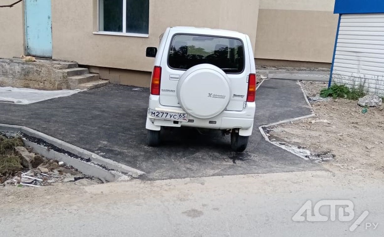 Новенький тротуар в сахалинском селе превратили в парковку