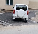 Новенький тротуар в сахалинском селе превратили в парковку