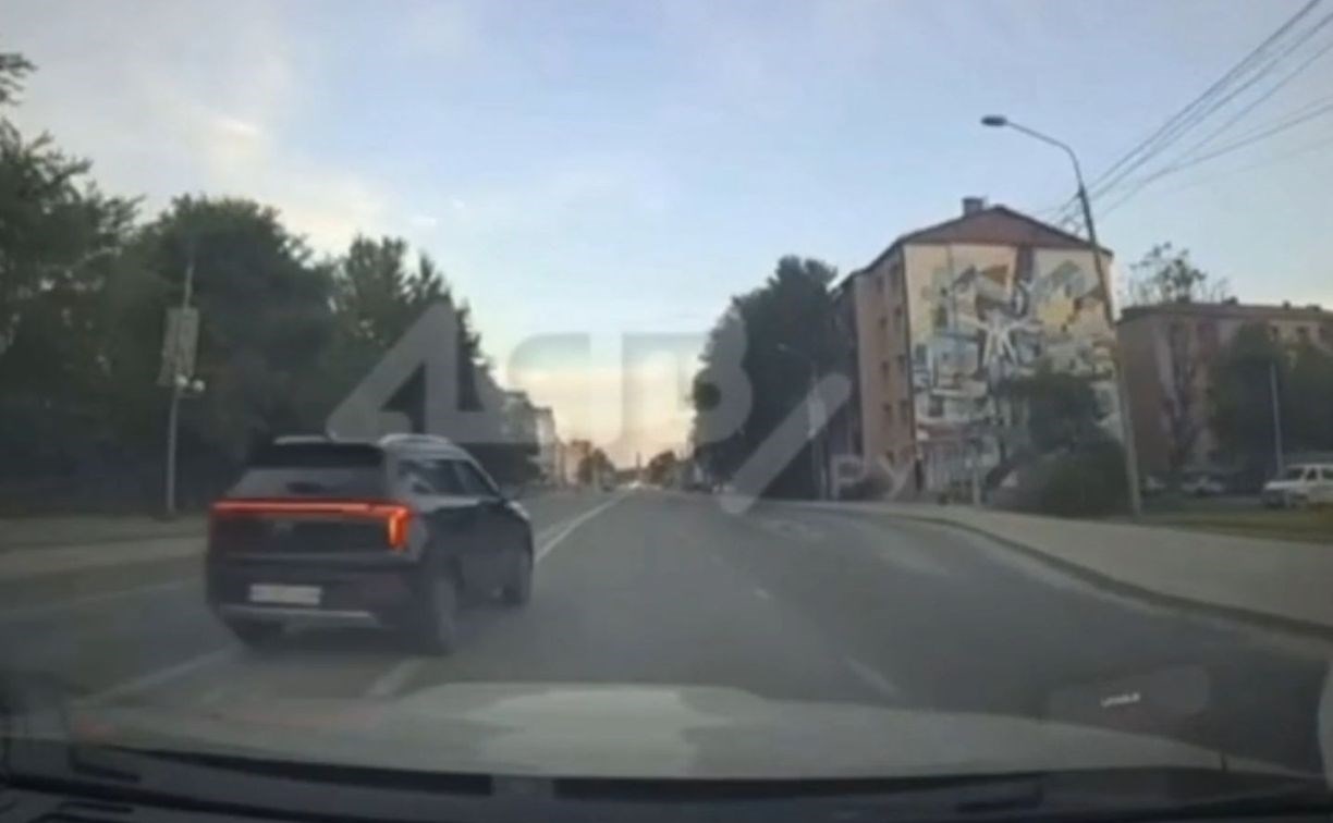 Через две сплошные на обгон: нарушитель на чёрном "Москвиче" промчался по Южно-Сахалинску