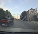 Через две сплошные на обгон: нарушитель на чёрном "Москвиче" промчался по Южно-Сахалинску