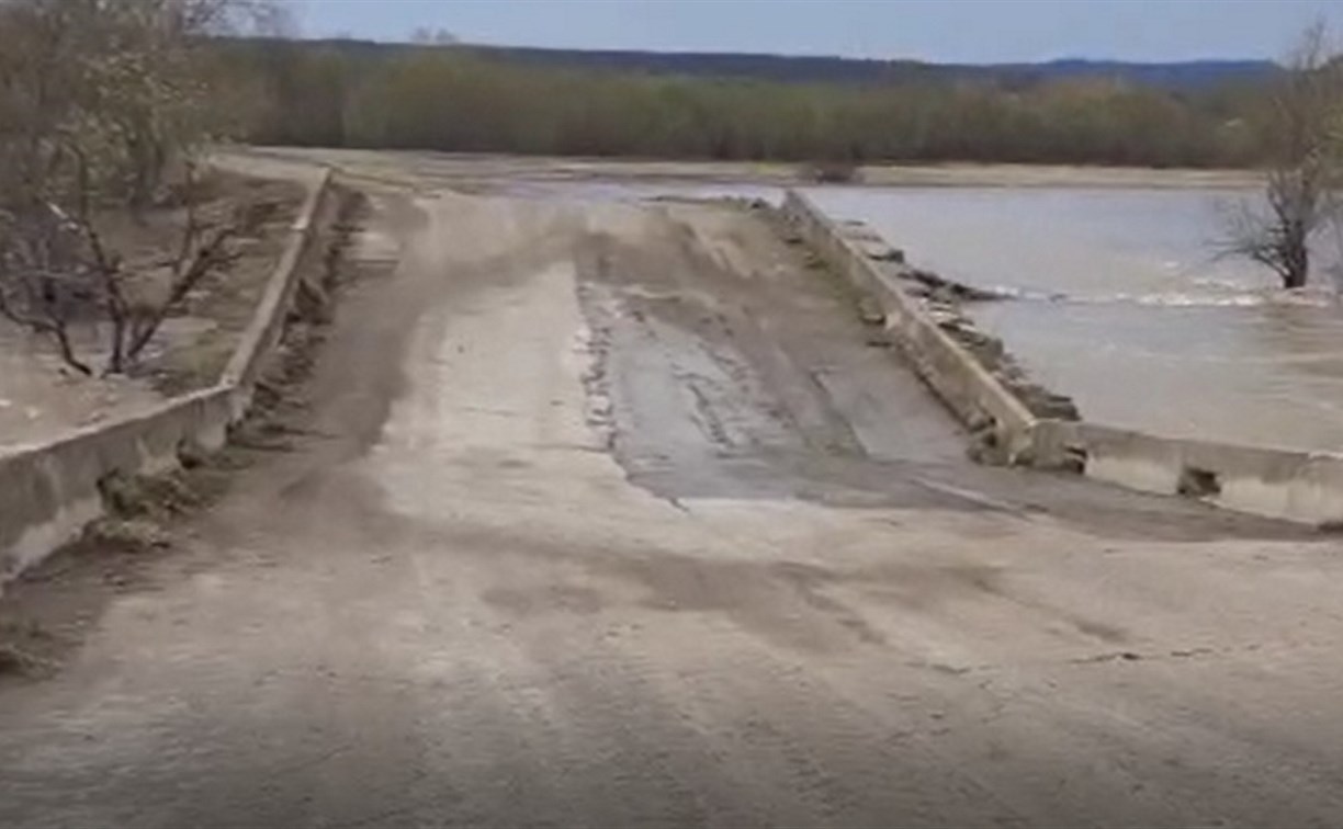 Был мост и нет моста: в Тымовском районе река почти разрушила переправу
