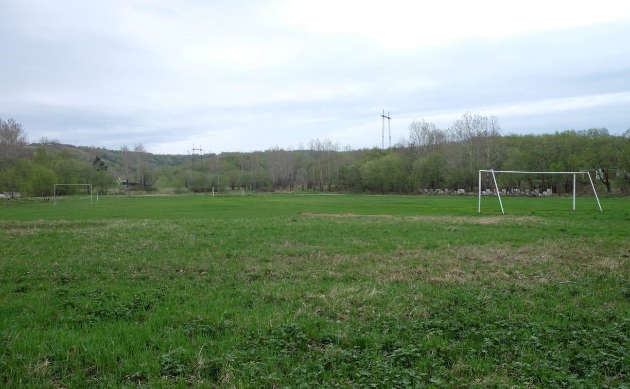В Александровске-Сахалинском дети вынуждены играть в футбол в грязи
