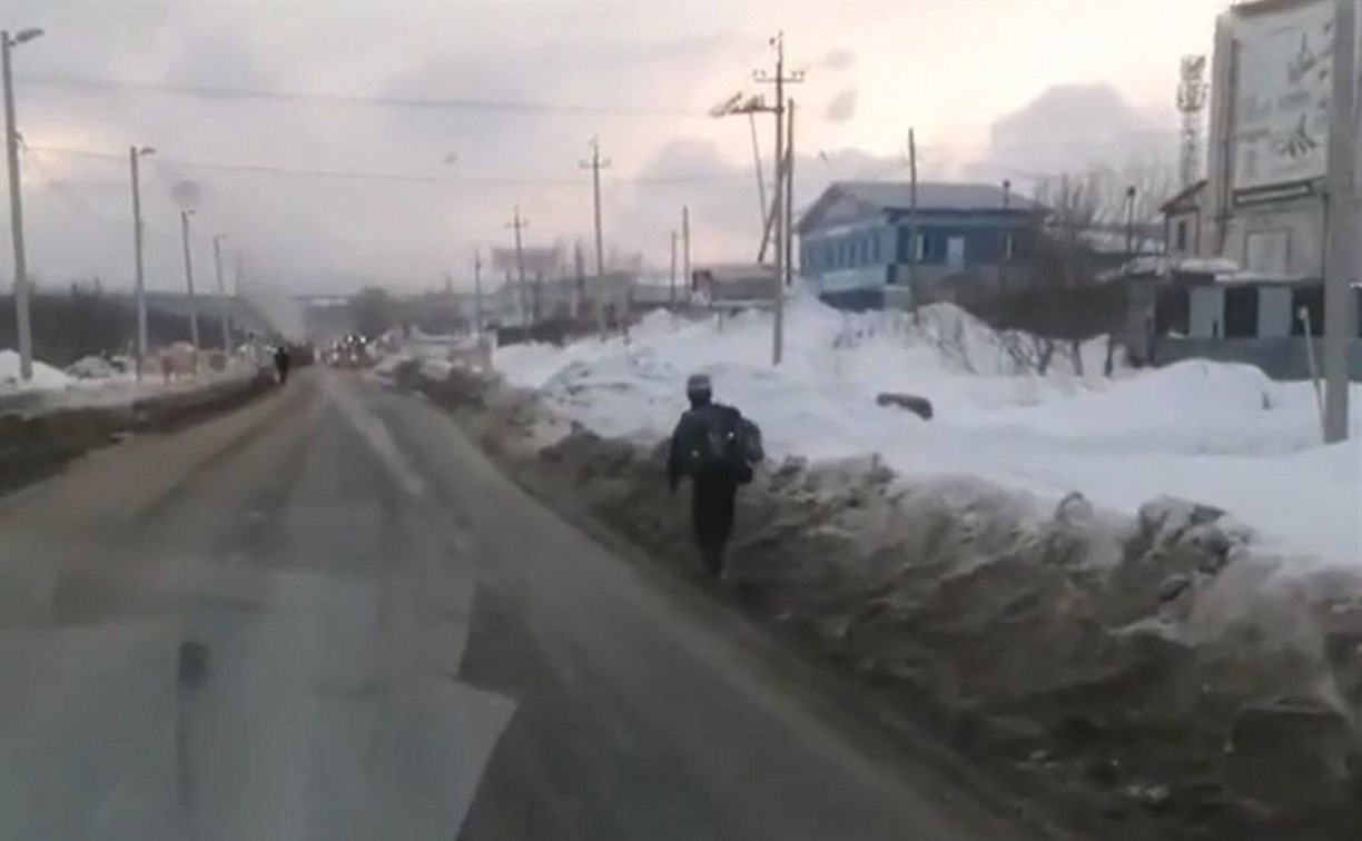 Пешеходы в Южно-Сахалинске соскальзывают под колёса автомобилей из-за отсутствия тротуаров 