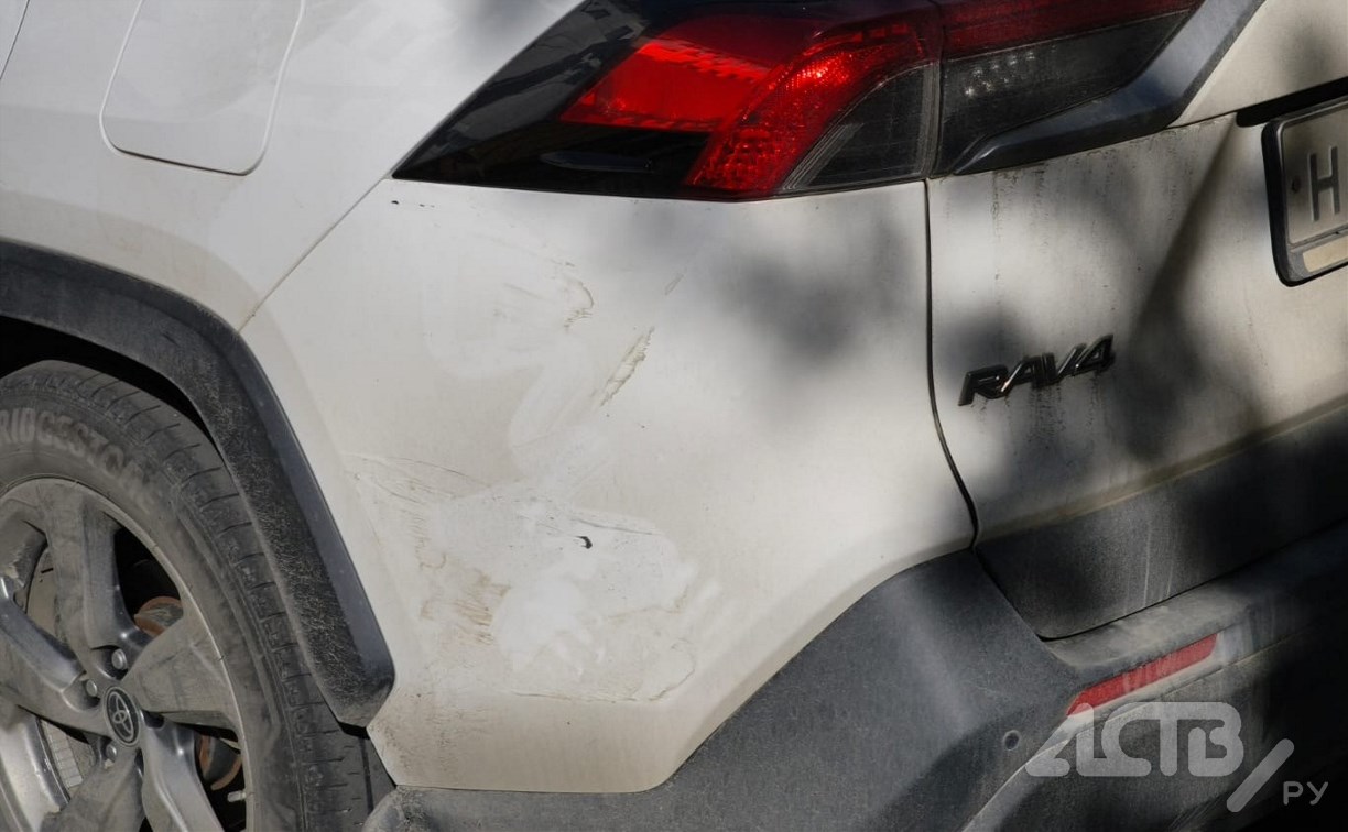 Неизвестный врезался в Toyota RAV4 и скрылся с места ДТП в Южно-Сахалинске