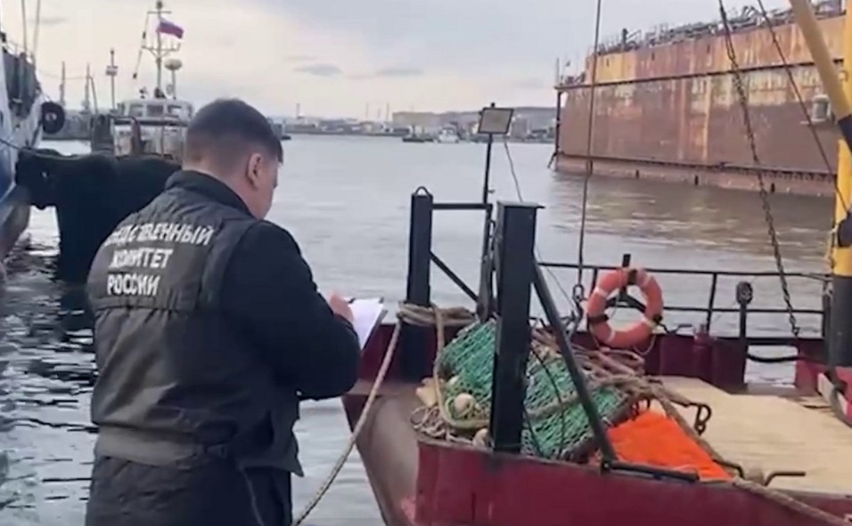 Следователи опубликовали оперативные кадры с Корсаковского порта, где погибли трое рабочих 