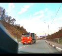 Из-за поворота на встречку: мусоровоз едва не спровоцировал ДТП в Холмске