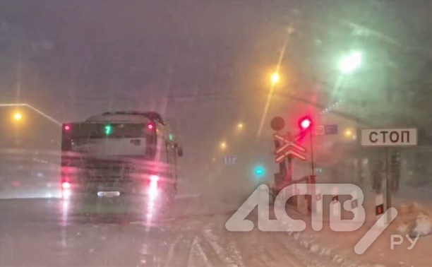 Зелёный автобус в Южно-Сахалинске застрял на жд-переезде и снёс шлагбаум