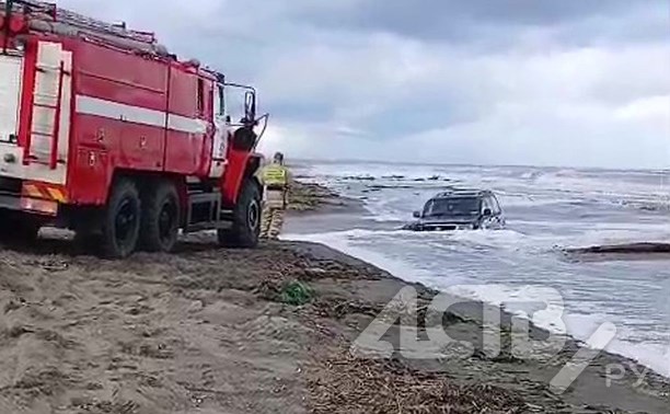 Видео тонущего в море внедорожника распространяют в сахалинских соцсетях