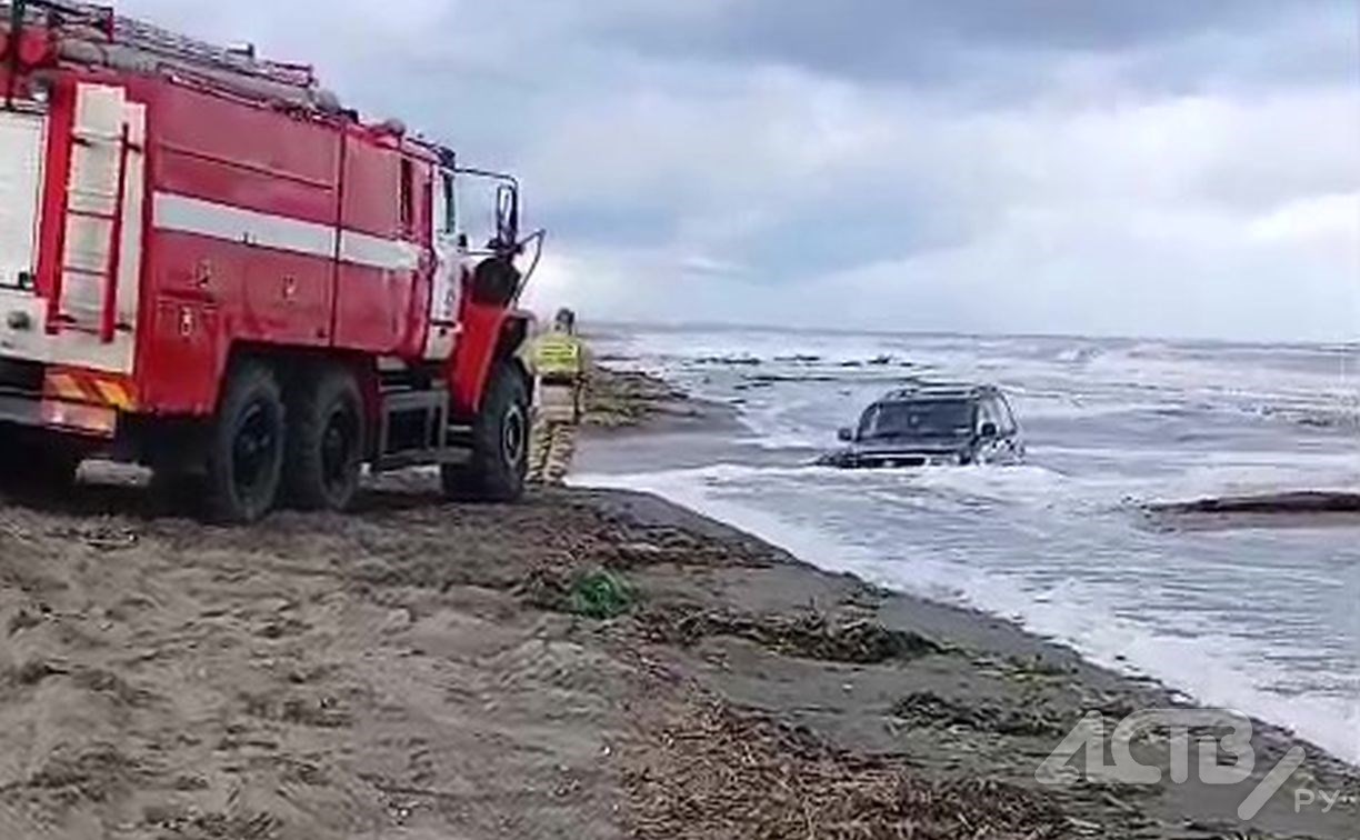 Видео тонущего в море внедорожника распространяют в сахалинских соцсетях
