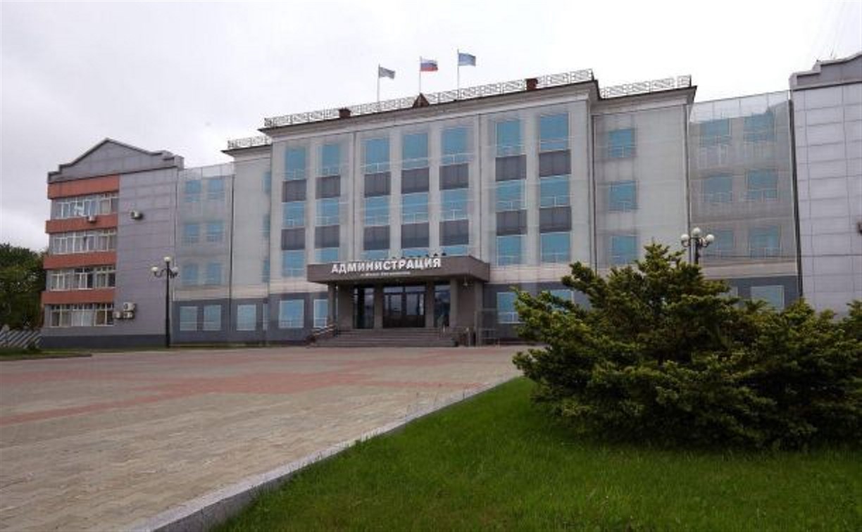 Москвичи сорвали ремонт фасада и крыши здания мэрии Южно-Сахалинска