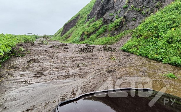 Оползень сошёл на дорогу в Холмском районе