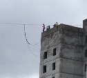 На Сахалине приморские экстремалы спрыгнули с крыши многоэтажки