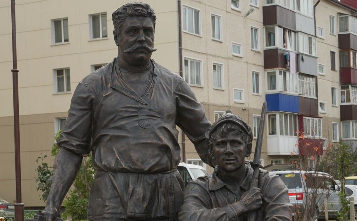 В Южно-Сахалинске открыли памятник Павлу Верещагину и красноармейцу Петрухе