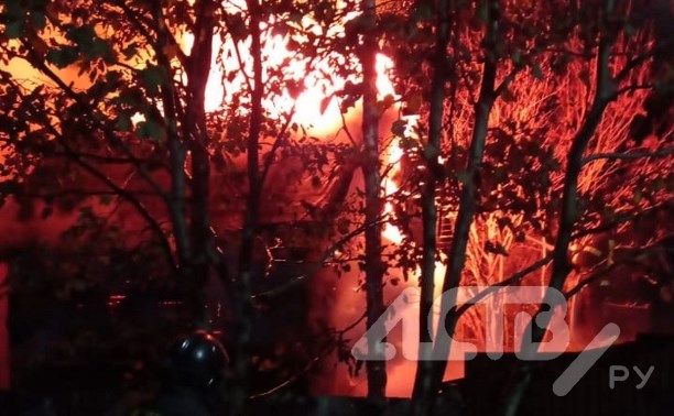 В СНТ "Радужное" в Южно-Сахалинске полыхал дом