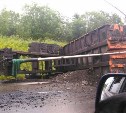 Прицеп грузовика опрокинулся на автодороге Углегорск - Шахтерск