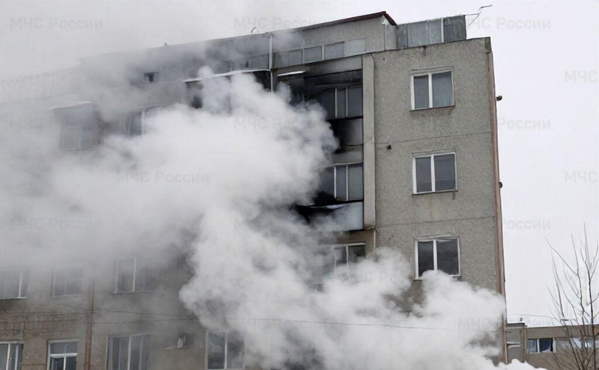 Два человека пострадали во время пожара в многоэтажке в Корсакове
