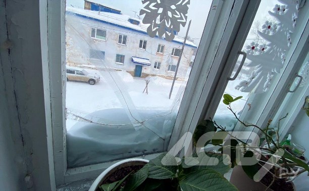 Бабушка-ветеран труда и "дитя войны" на Сахалине замерзает в аварийной квартире