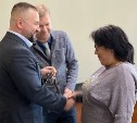 В Александровске-Сахалинском переселенцам из аварийного жилья вручили ключи от новых квартир