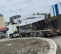 В Южно-Сахалинске с большегруза упал контейнер на круговом перекрёстке