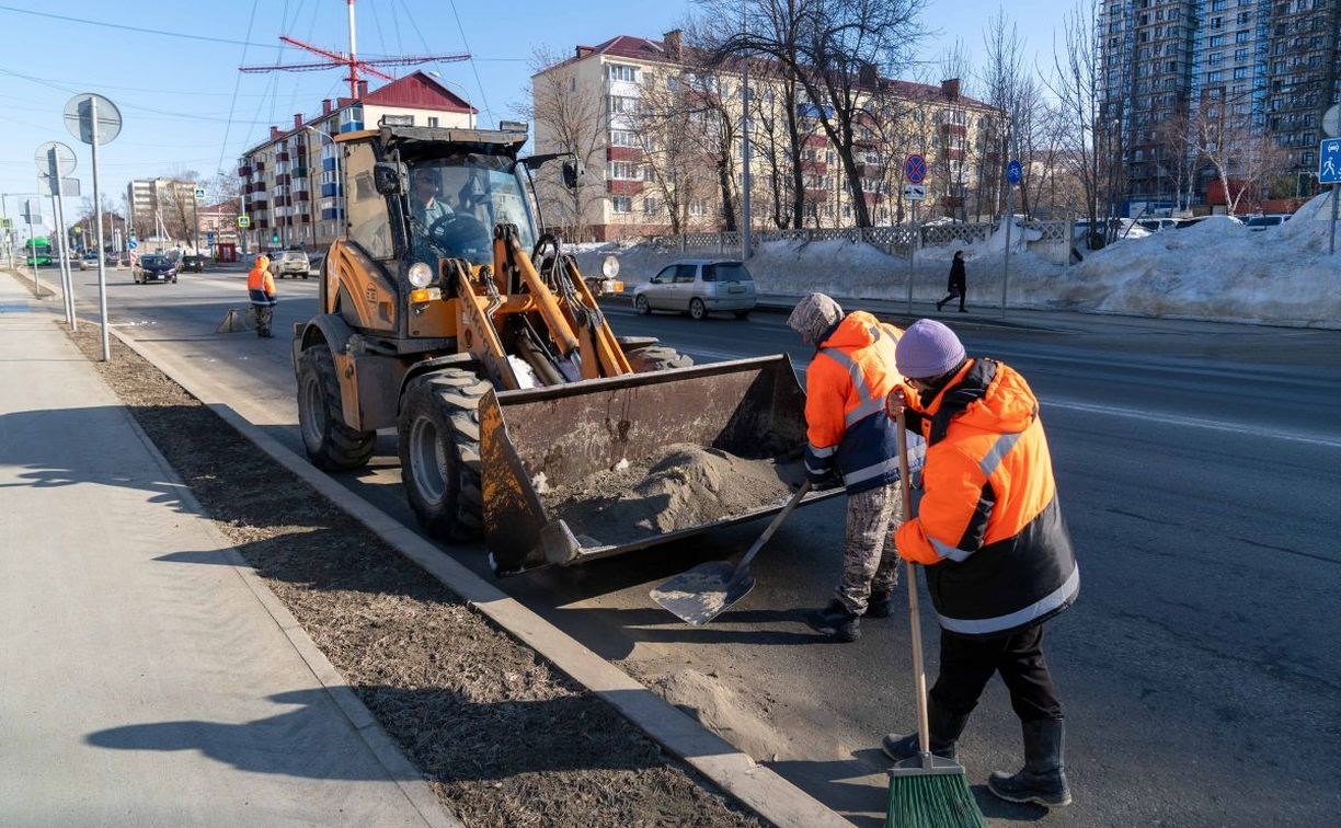 Дорожные службы Южно-Сахалинска приступили к весенней уборке улиц
