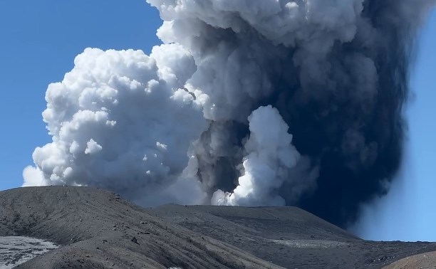 Вулкан Эбеко на Курилах разошёлся и грозит запустить камнем в туристов