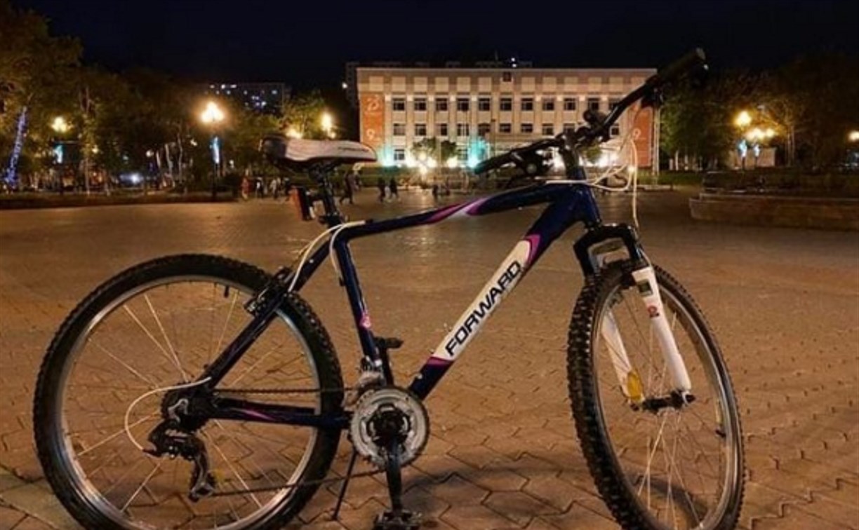 У жительницы Корсакова угнали два велосипеда, которые на ночь припарковали в подъезде