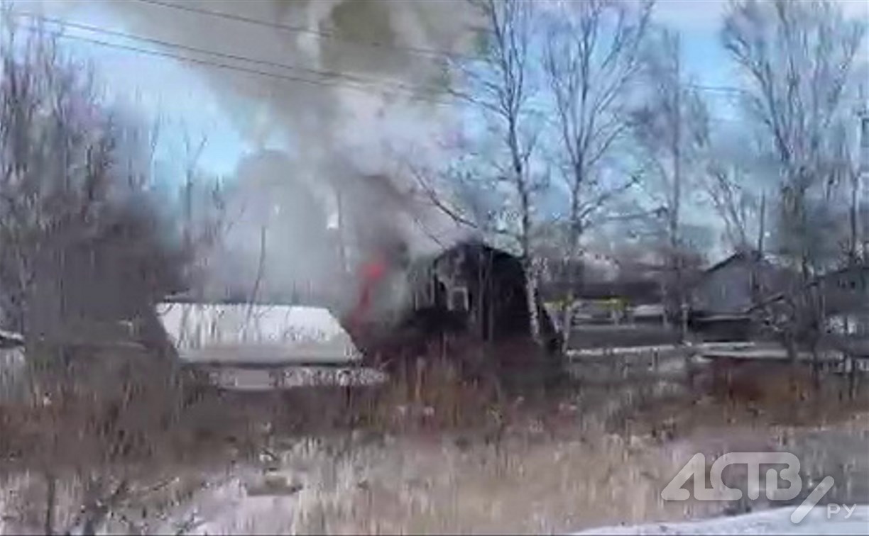 Двухэтажный частный дом горел в Южно-Сахалинске