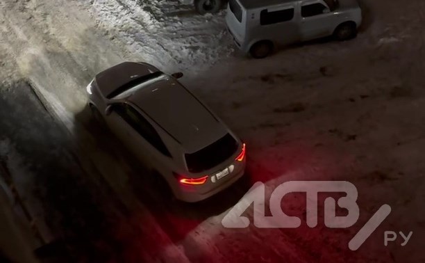 Компания девушек в Корсакове устроила ночную фотосессию возле чужих "Жигулей"